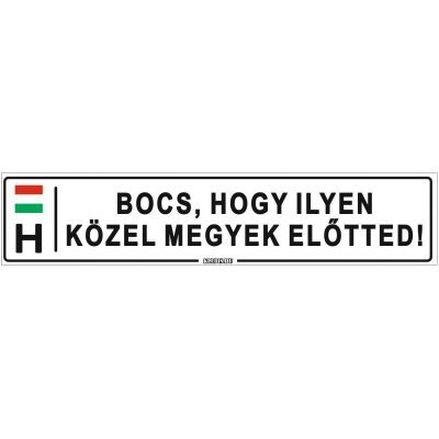 Bocs, hogy ilyen közel megyek előtted! - (52 ×11 cm) autós rendszám matrica, tábla, mágnes